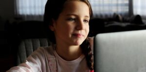 Niña con una Notebook
