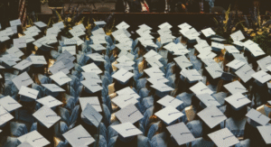 Estudiantes recibidos en un auditorio